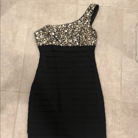 Tony Bowls Dresses & Skirts - Beautiful, sparkly, homecoming or prom dress!